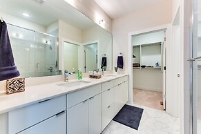 Modern + Stylish Condo: 5 Mi to Downtown Charlotte
