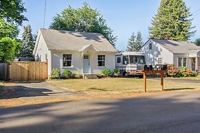 Charming Eugene Retreat: Private Hot Tub & Yard!