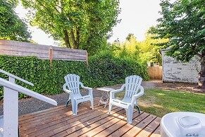 Charming Eugene Retreat: Private Hot Tub & Yard!