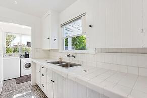 Charming Eugene Retreat: Private Hot Tub & Yard!
