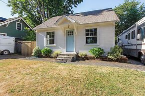Charming Eugene Retreat: Private Hot Tub & Yard!
