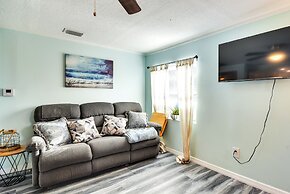 Remodeled Seminole Apt + Yard: 3 Mi to Beach!