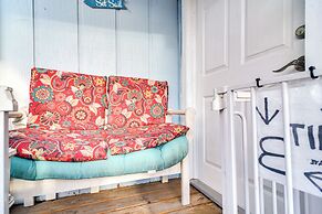 Remodeled Seminole Apt + Yard: 3 Mi to Beach!