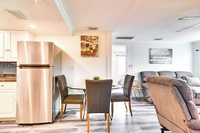 Remodeled Seminole Apt + Yard: 3 Mi to Beach!