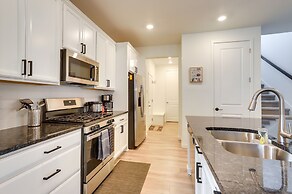 9 Mi to Airport: Commerce City Townhome w/ Deck