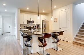 9 Mi to Airport: Commerce City Townhome w/ Deck