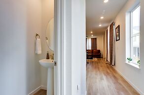 9 Mi to Airport: Commerce City Townhome w/ Deck