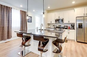 9 Mi to Airport: Commerce City Townhome w/ Deck