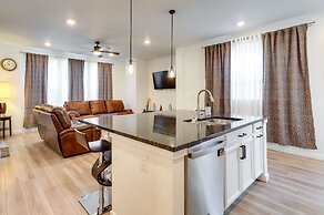 9 Mi to Airport: Commerce City Townhome w/ Deck