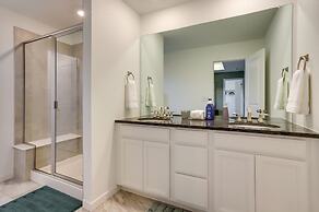 9 Mi to Airport: Commerce City Townhome w/ Deck