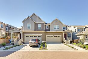 9 Mi to Airport: Commerce City Townhome w/ Deck