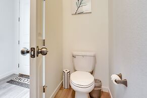 9 Mi to Airport: Commerce City Townhome w/ Deck