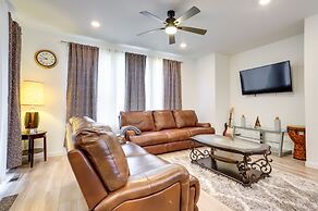 9 Mi to Airport: Commerce City Townhome w/ Deck