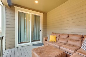 9 Mi to Airport: Commerce City Townhome w/ Deck