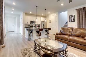 9 Mi to Airport: Commerce City Townhome w/ Deck