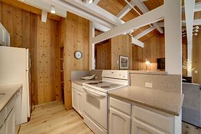 Mammoth Lakes Vacation Rental: 1 Mi to Ski Area!