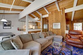 Mammoth Lakes Vacation Rental: 1 Mi to Ski Area!