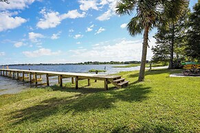 Lakefront Home w/ Screened Porches in Frostproof!