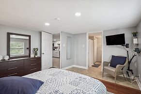 Lakefront Home w/ Screened Porches in Frostproof!