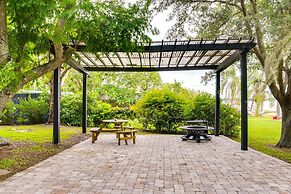 Lakefront Home w/ Screened Porches in Frostproof!