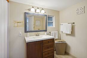 Lakefront Home w/ Screened Porches in Frostproof!