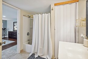 Lakefront Home w/ Screened Porches in Frostproof!