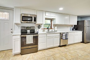 Lakefront Home w/ Screened Porches in Frostproof!