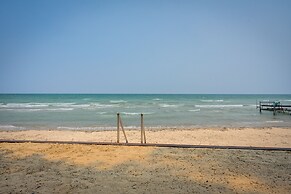 Vibrant Waterfront Vacation Rental on Lake Huron!