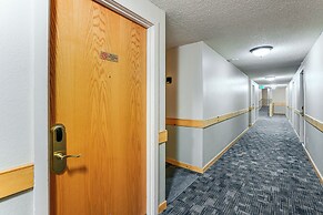 Walk to Ski Lift + Hot Tub: Copper Mountain Condo