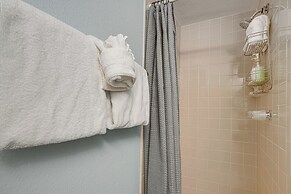 Walk to Ski Lift + Hot Tub: Copper Mountain Condo