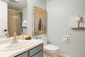 Walk to Ski Lift + Hot Tub: Copper Mountain Condo