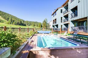 Walk to Ski Lift + Hot Tub: Copper Mountain Condo