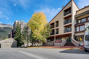 Walk to Ski Lift + Hot Tub: Copper Mountain Condo