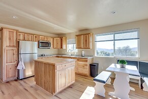 Comfy Oakhurst Duplex Near Hiking & Sightseeing!