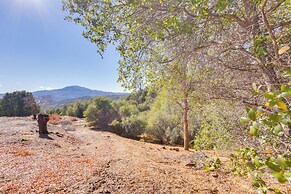 Comfy Oakhurst Duplex Near Hiking & Sightseeing!