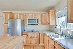 Comfy Oakhurst Duplex Near Hiking & Sightseeing!