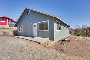 Comfy Oakhurst Duplex Near Hiking & Sightseeing!