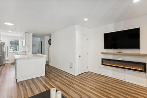 Charming Tacoma Retreat w/ Patio & 2 Fireplaces!