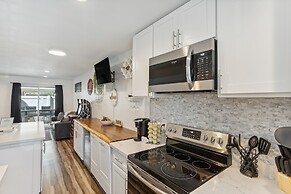 Charming Tacoma Retreat w/ Patio & 2 Fireplaces!