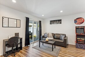 Charming Tacoma Retreat w/ Patio & 2 Fireplaces!