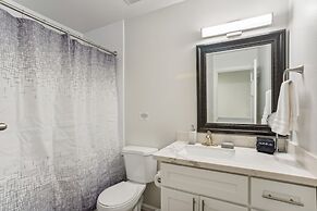 Charming Tacoma Retreat w/ Patio & 2 Fireplaces!