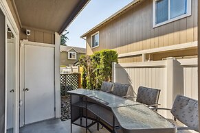 Charming Tacoma Retreat w/ Patio & 2 Fireplaces!