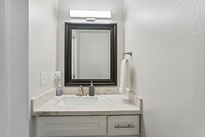 Charming Tacoma Retreat w/ Patio & 2 Fireplaces!