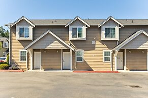 Charming Tacoma Retreat w/ Patio & 2 Fireplaces!