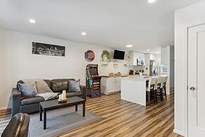 Charming Tacoma Retreat w/ Patio & 2 Fireplaces!