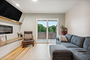 Charming Lafayette Getaway With Fireplace!