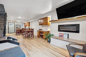 Charming Lafayette Getaway With Fireplace!