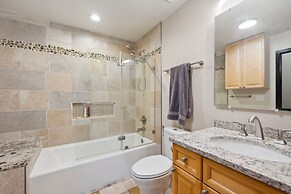 Charming Lafayette Getaway With Fireplace!