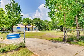4 Mi to Beach: Navarre Retreat w/ Screened Porch!