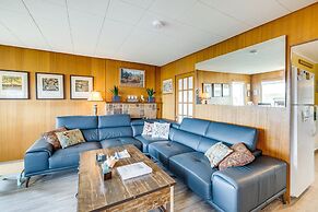 Beachfront Cottage on Seaside Promenade w/ Hot Tub